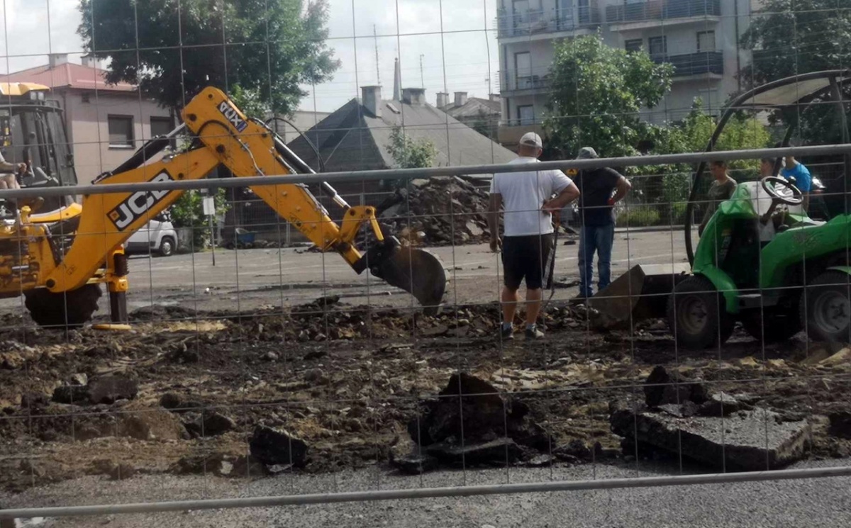 Podczas prac na Placu Solnym odsłonili zabytkowy bruk? Interweniował radny