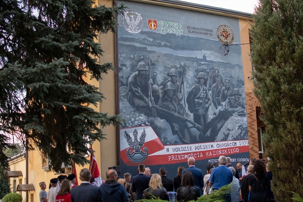 Uroczyste odsłonięcie patriotycznego muralu w Kazuniu Nowym