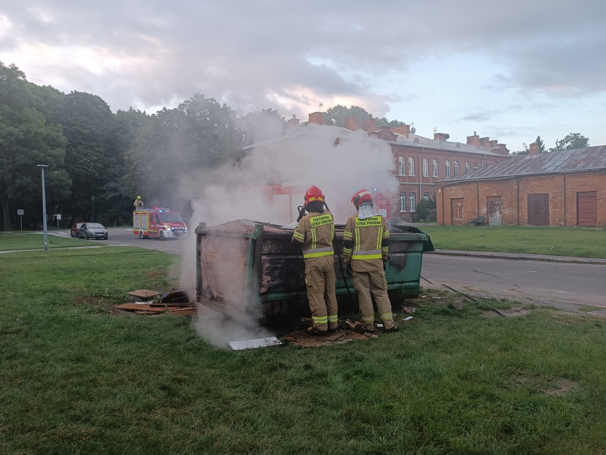 Nowy Dwór Mazowiecki. Podpalenia śmietników. Dwie interwencje straży pożarnej na Malewicza i Pileckiego