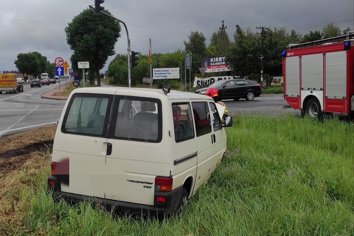 Czosnów. Uderzył w sygnalizację świetlną, potem ściął słupki przy przejściu. Zatrzymał się na pasie zieleni