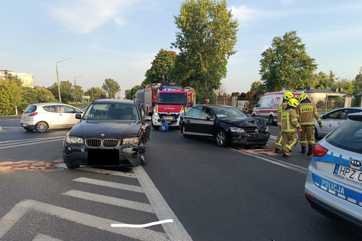 Nowy Dwór Mazowiecki. Zderzenie BMW i Volkswagena na skrzyżowaniu DK 62 i DK 85. Jedna osoba trafiła do szpitala