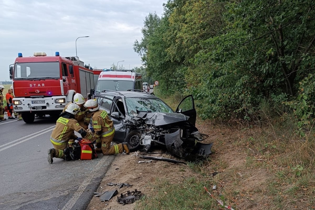 Zakroczym. Zderzenie samochodu osobowego z ciężarówką w Swobodni. Dwie osoby trafiły do szpitala