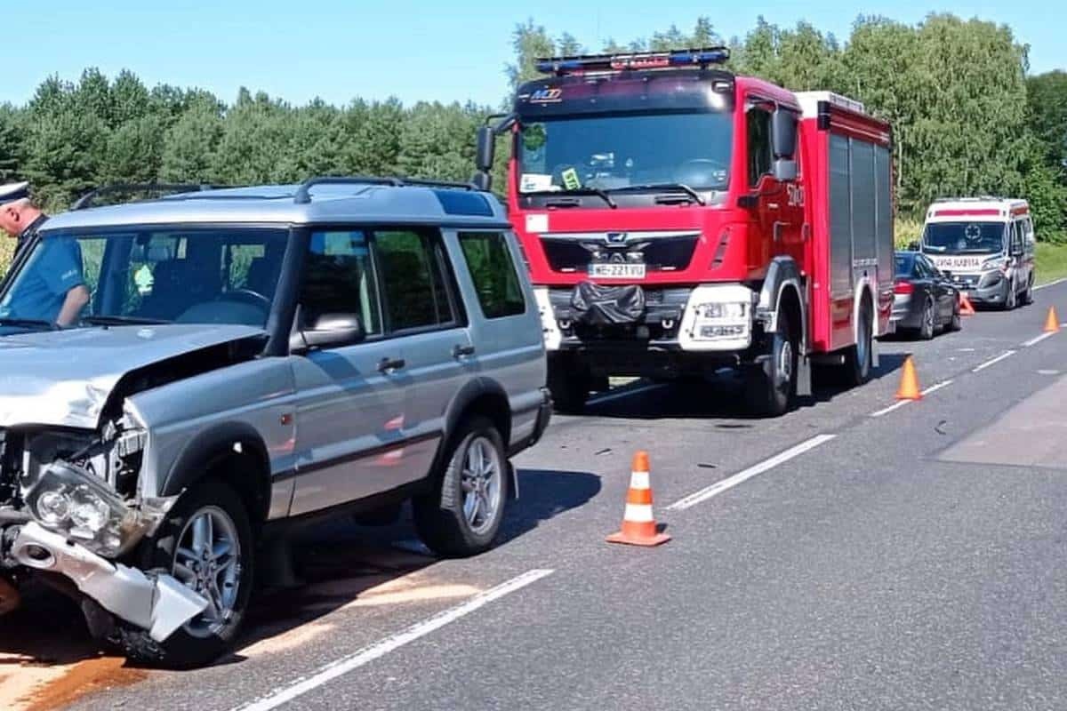 Nasielsk. W Chrcynnie Land Rover zderzył się ze Skodą. Jednym z aut podróżowało dziecko