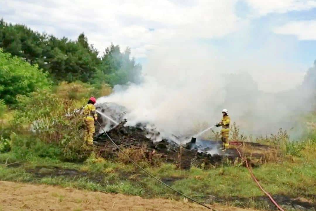 Nasielsk. Podpalenie hałdy odpadów?  Do gaszenia ruszyły 4 zastępy straży pożarnej