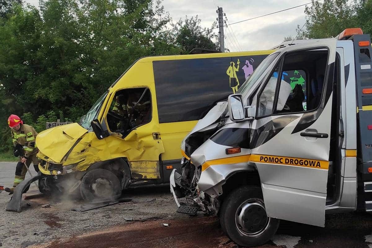 Pomiechówek. W Szczypiornie bus komunikacji gminnej zderzył się z lawetą