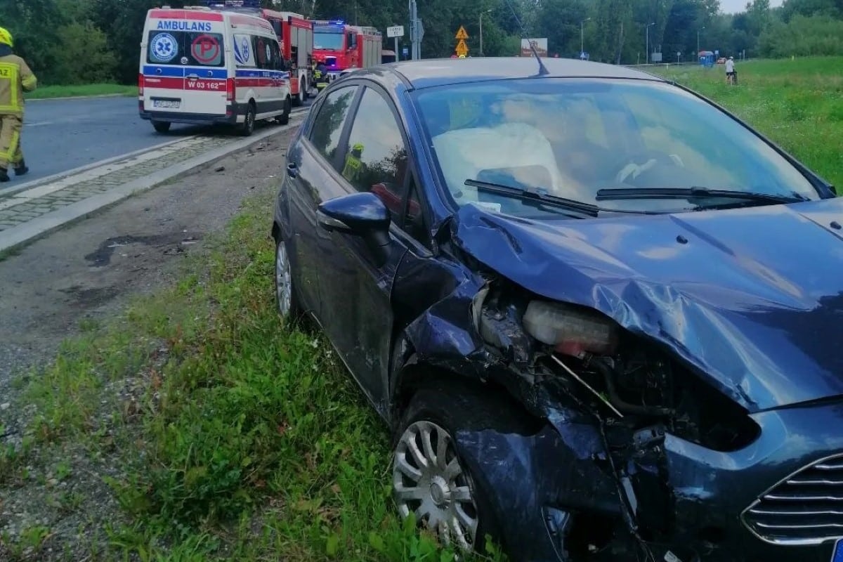 Czosnów. Zderzenie Forda i Renault na ulicy Warszawskiej  w Kazuniu Nowym (DK 85)