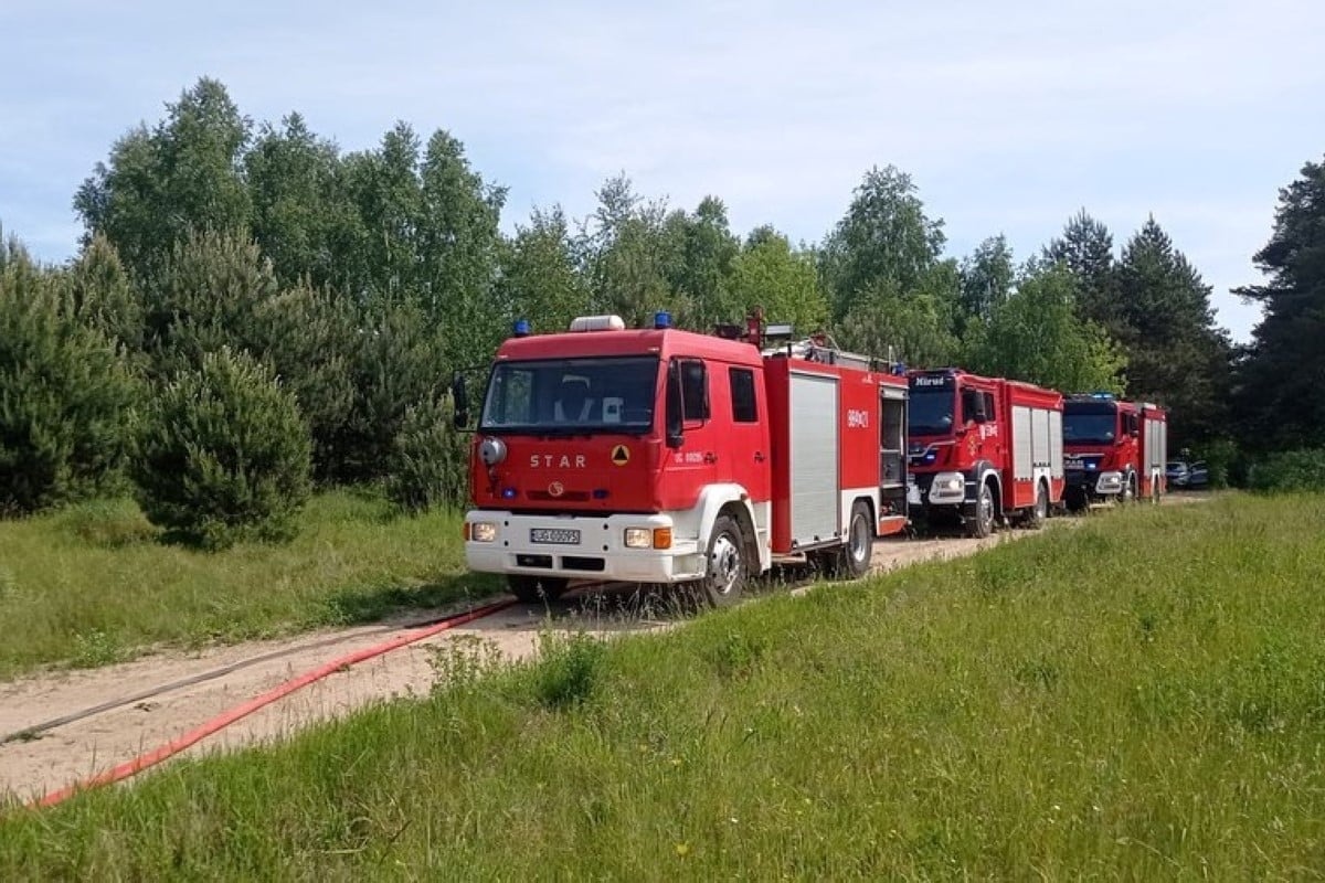 Nasielsk. Pożar prasy do słomy i bel siana w Pianowie-Daczkach. Spłonął hektar ścierniska