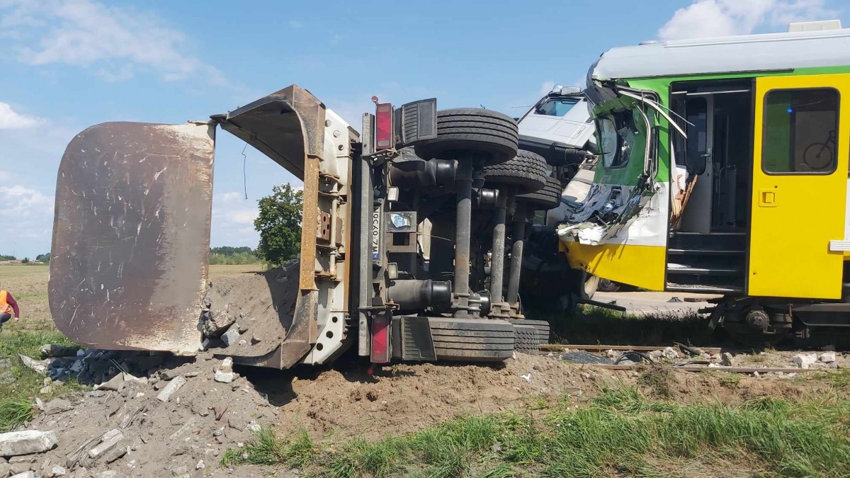 Aglomeracja. Zderzenie ciężarówki z szynobusem. Poszkodowane zostały 22 osoby (aktualizacja)