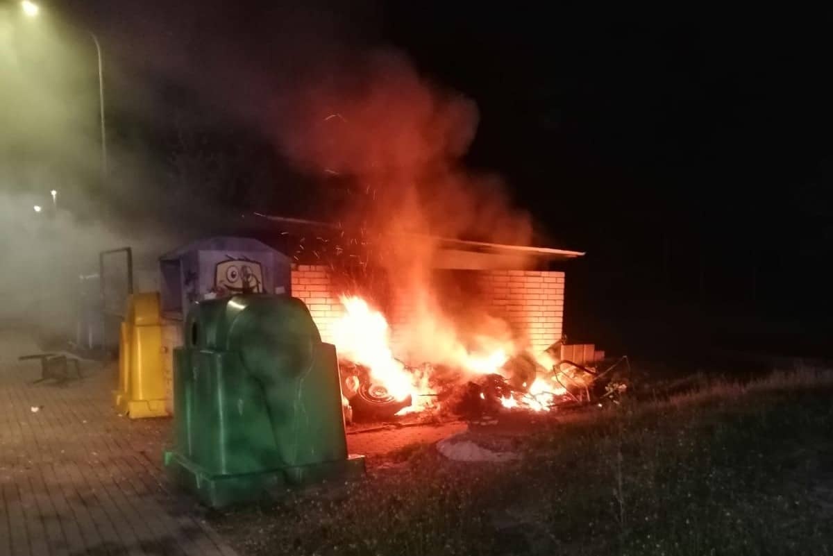 Nowy Dwór Mazowiecki. Nocne pożary śmietników przy ulicy Pileckiego. Grasuje podpalacz?