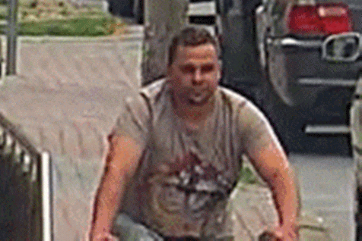 Policja szuka wandala, który uszkodził mercedesa. Sprawdź, czy rozpoznajesz tego mężczyznę