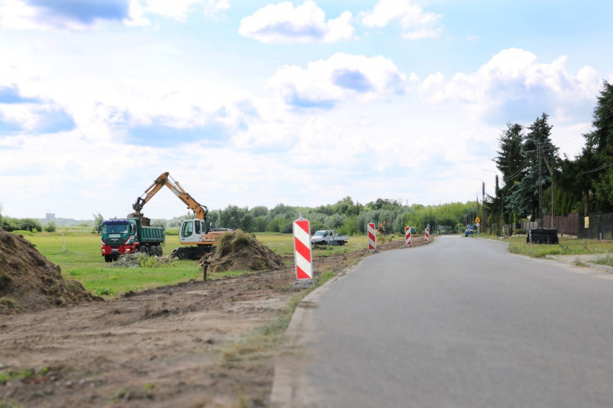 Pomiechówek. Budują kolejny odcinek ścieżki rowerowej. Połączy dwie miejscowości