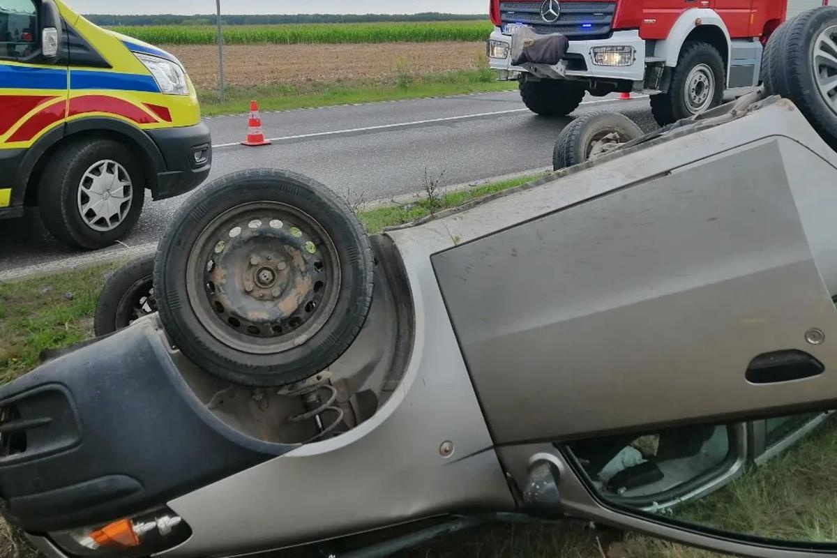 Nasielsk. W Nunie samochód wypadł z drogi i dachował (aktualizacja)