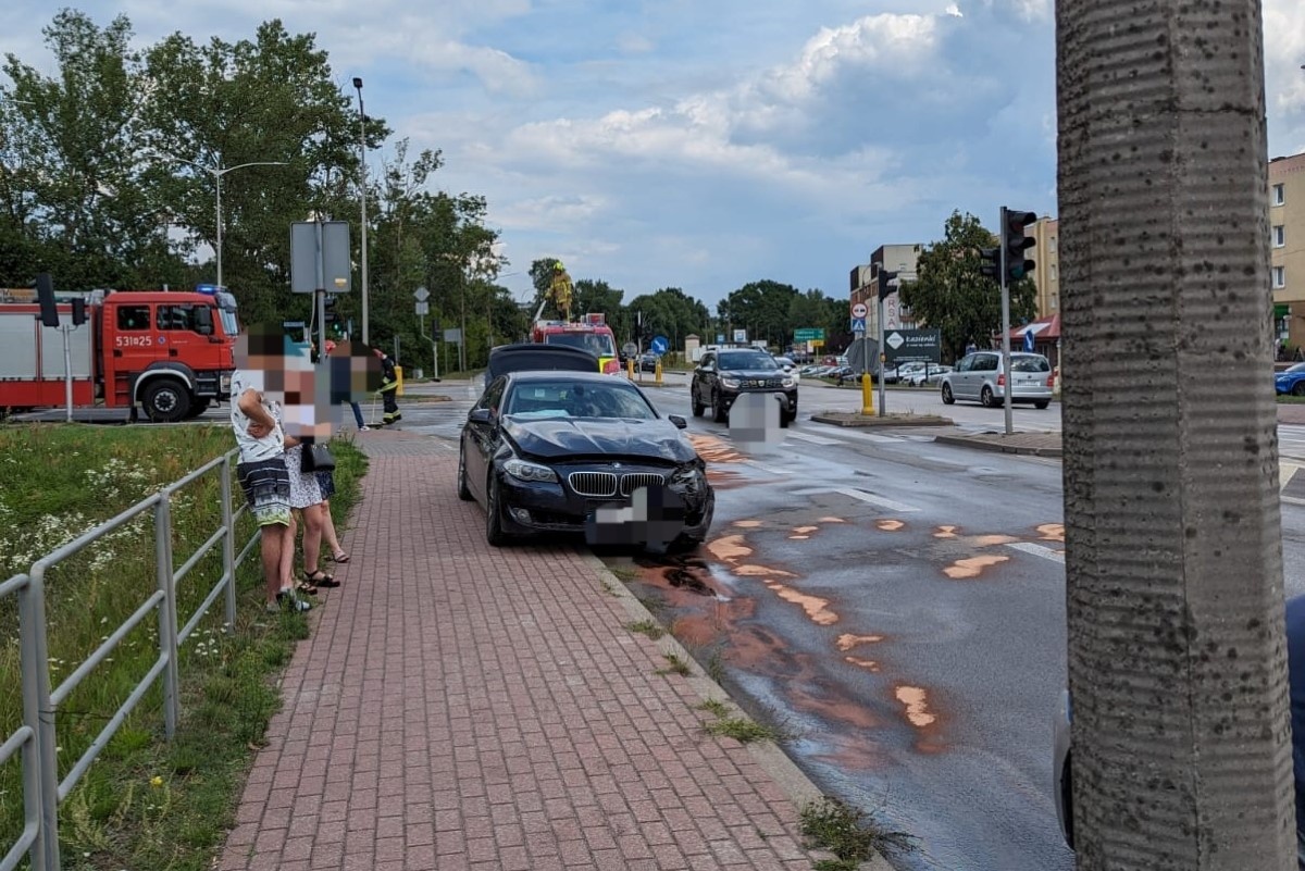 Nowy Dwór Mazowiecki. Zderzenie Volkswagena i BMW na ulicy Morawicza. Kierowca Volkswagena nie ustąpił pierwszeństwa przejazdu i doprowadził do kolizji