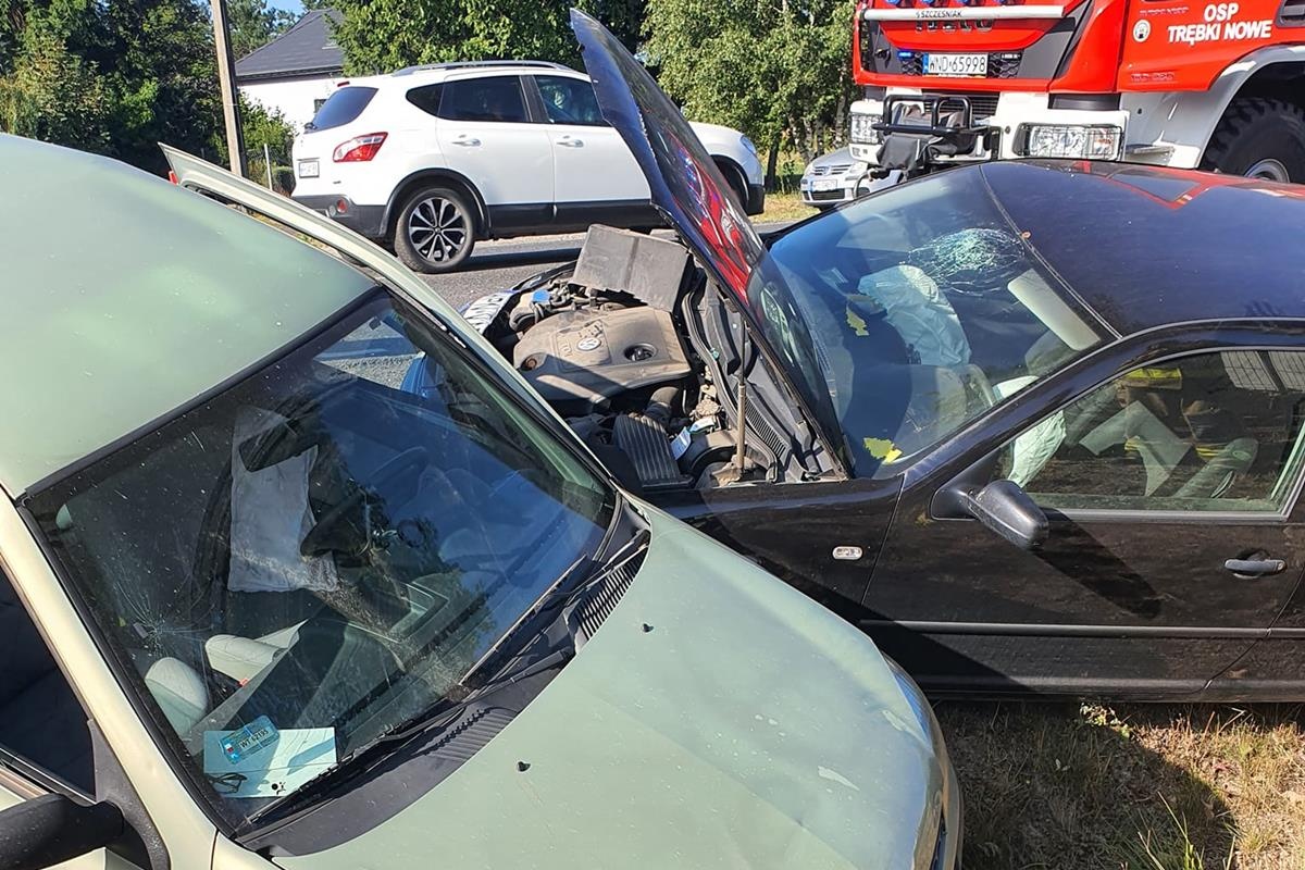 Zakroczym. Zderzenie dwóch samochodów na DK62 w Trębkach Nowych. Dwie osoby poszkodowane