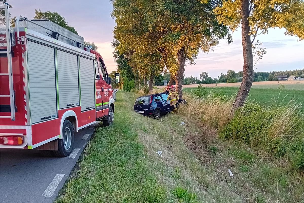 Nasielsk. W Pianowie-Daczkach kierowca uderzył w drzewo. Trafił do szpitala