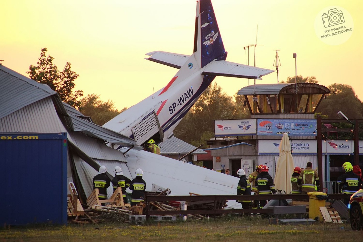 Nasielsk. Wypadek na lotnisku w Chrcynnie. Samolot uderzył w hangar z ludźmi. 5 osób nie żyje