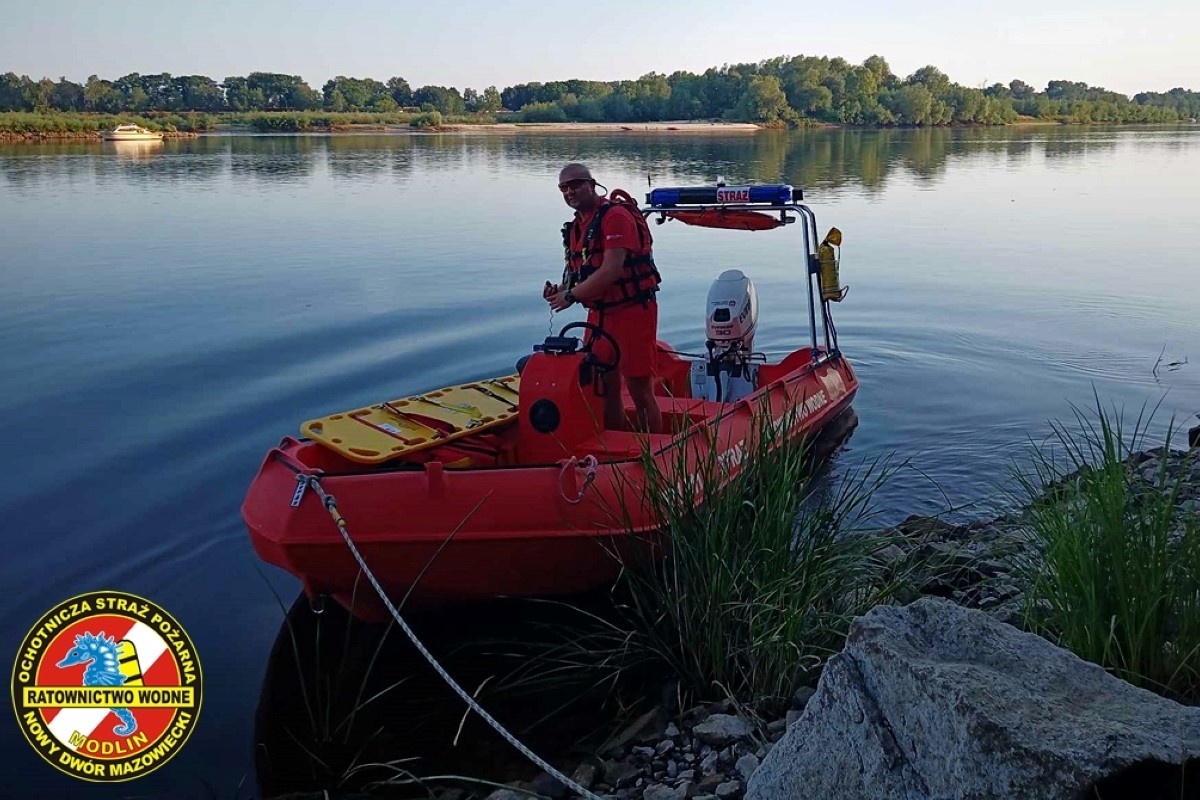 Nowy Dwór Mazowiecki. Wędkarz poślizgnął się i wpadł do Narwi. Mężczyzna trafił do szpitala