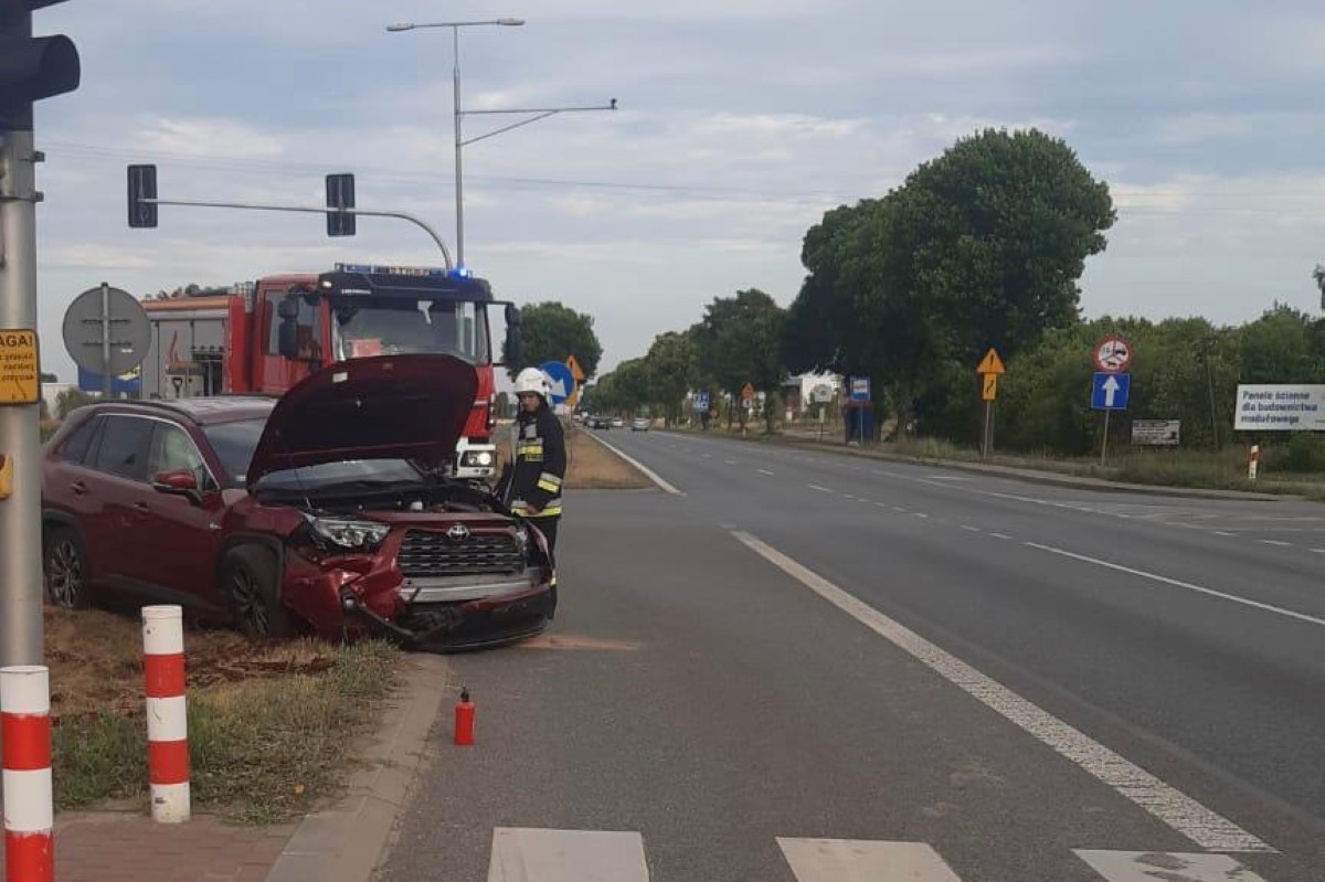Czosnów. Zderzenie dwóch Toyot na DK 7 w Palmirach. Kierująca jednym z aut wjechała na skrzyżowanie na czerwonym świetle