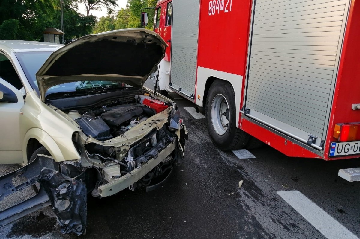 Pomiechówek. Zderzenie Opla, Forda i Volkswagena na ulicy Wojska Polskiego. Jedna osoba w szpital