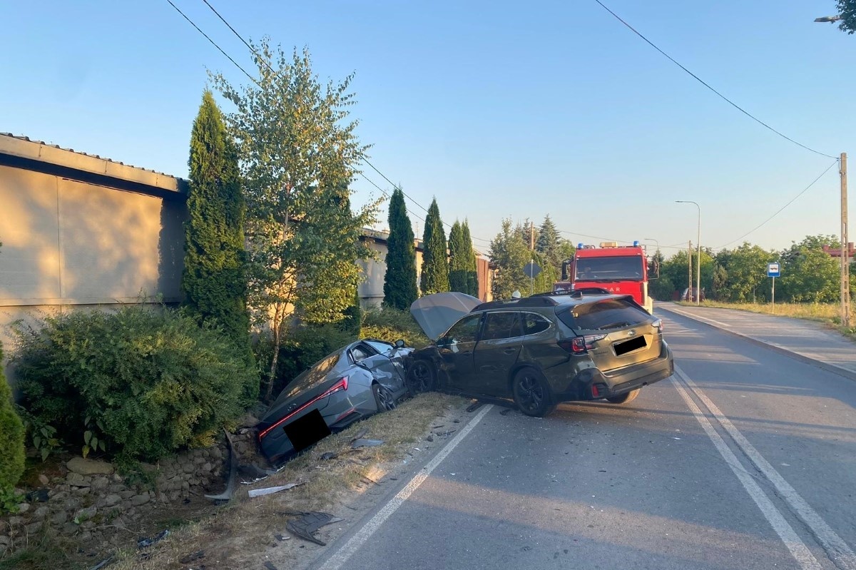 Zakroczym. Zderzenie Subaru i Hyundaia na skrzyżowaniu Doranta i Pieczoługi. Cztery osoby trafiły do szpitala