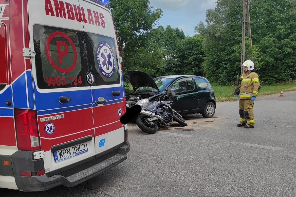 Nasielsk. Zderzenie samochodu osobowego z motocyklem na skrzyżowaniu Młynarskiej i Jesionowej. Dwie osoby trafiły do szpitala