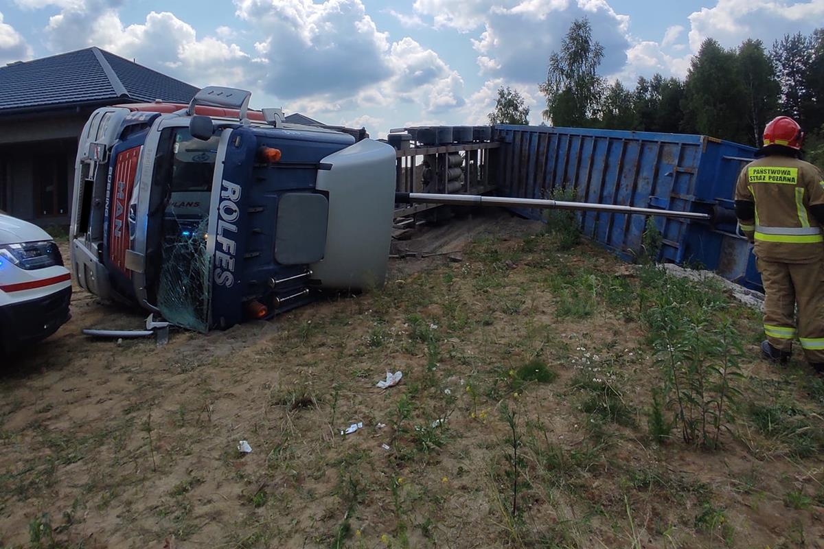 Czosnów. W Adamówku przewróciła się ciężarówka na bok. Kierowca trafił do szpitala
