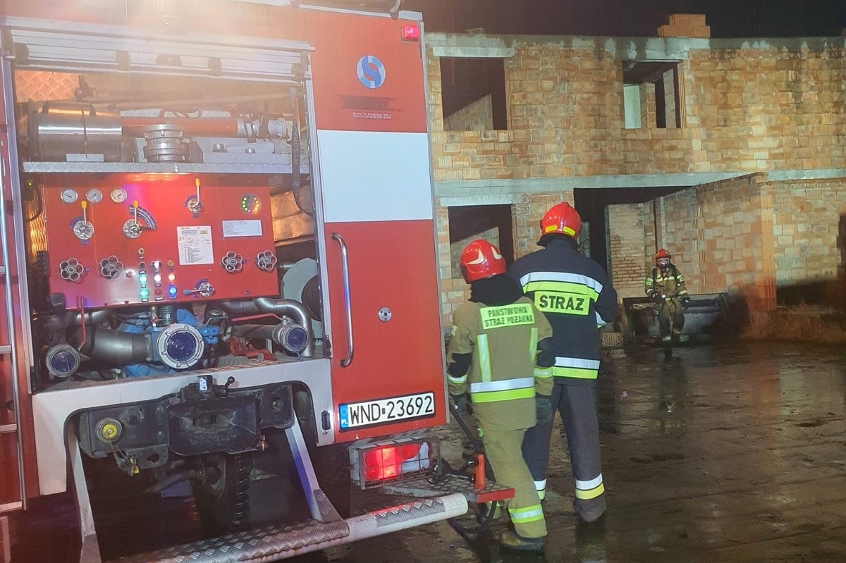 Nowy Dwór Mazowiecki. Pożar w budynku przy Paderewskiego. Z ogniem walczyły cztery zastępy straży pożarnej