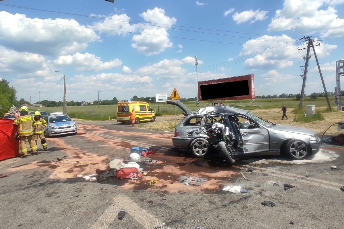 Czosnów. Zderzenie samochodu osobowego z motocyklem na S7 w Palmirach. Nie żyje jedna osoba (aktualizacja)