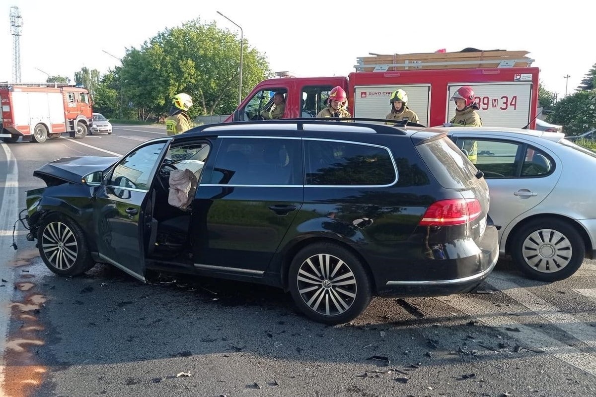 Nowy Dwór Mazowiecki. Zderzenie Seata i Volkswagena na skrzyżowaniu DK 85 i Kopernika. Jedna osoba w szpitalu