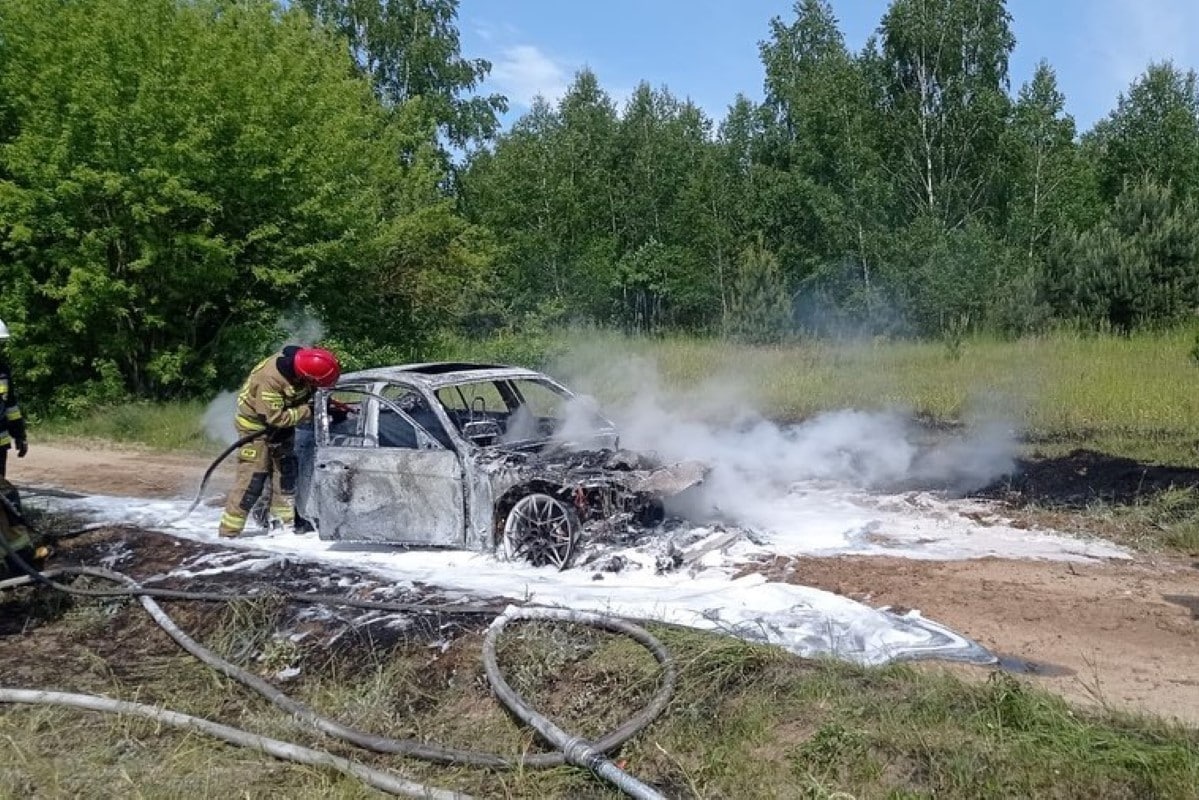 Pomiechówek. Pożar BMW M3 w Błędowie. Z ogniem walczyły trzy zastępy straży pożarnej
