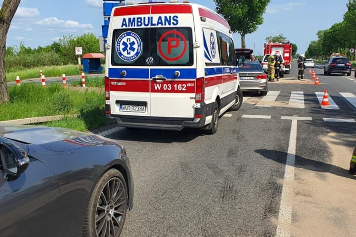 Czosnów. Zderzenie czterech aut na Drodze Krajowej nr 7 w Łomnej. Jedna osoba trafiła do szpitala