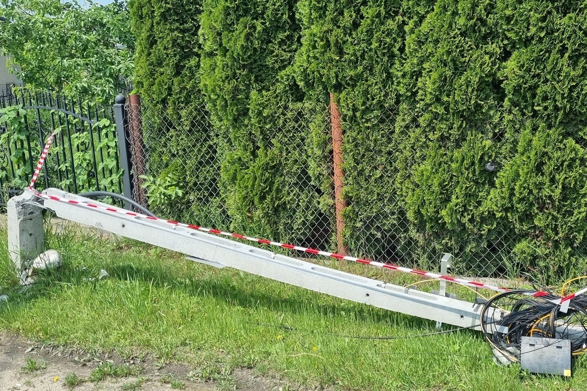 Czosnów. Zawadził ciężarówką o wiszący kabel telekomunikacyjny. Zerwał trzy betonowe słupy