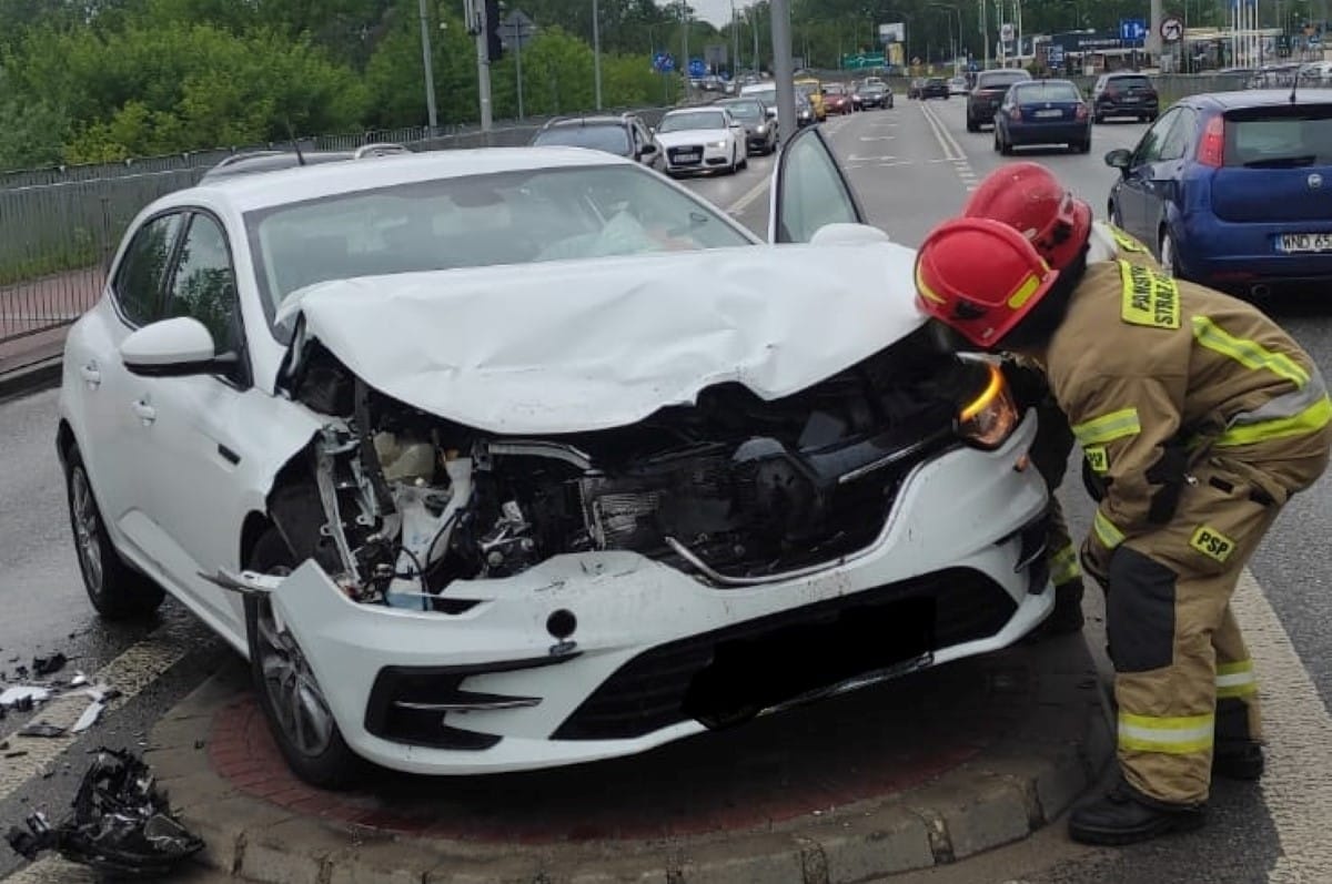 Nowy Dwór Mazowiecki. Zderzenie Renault i Mercedesa na Warszawskiej w pobliżu Centrum Handlowego