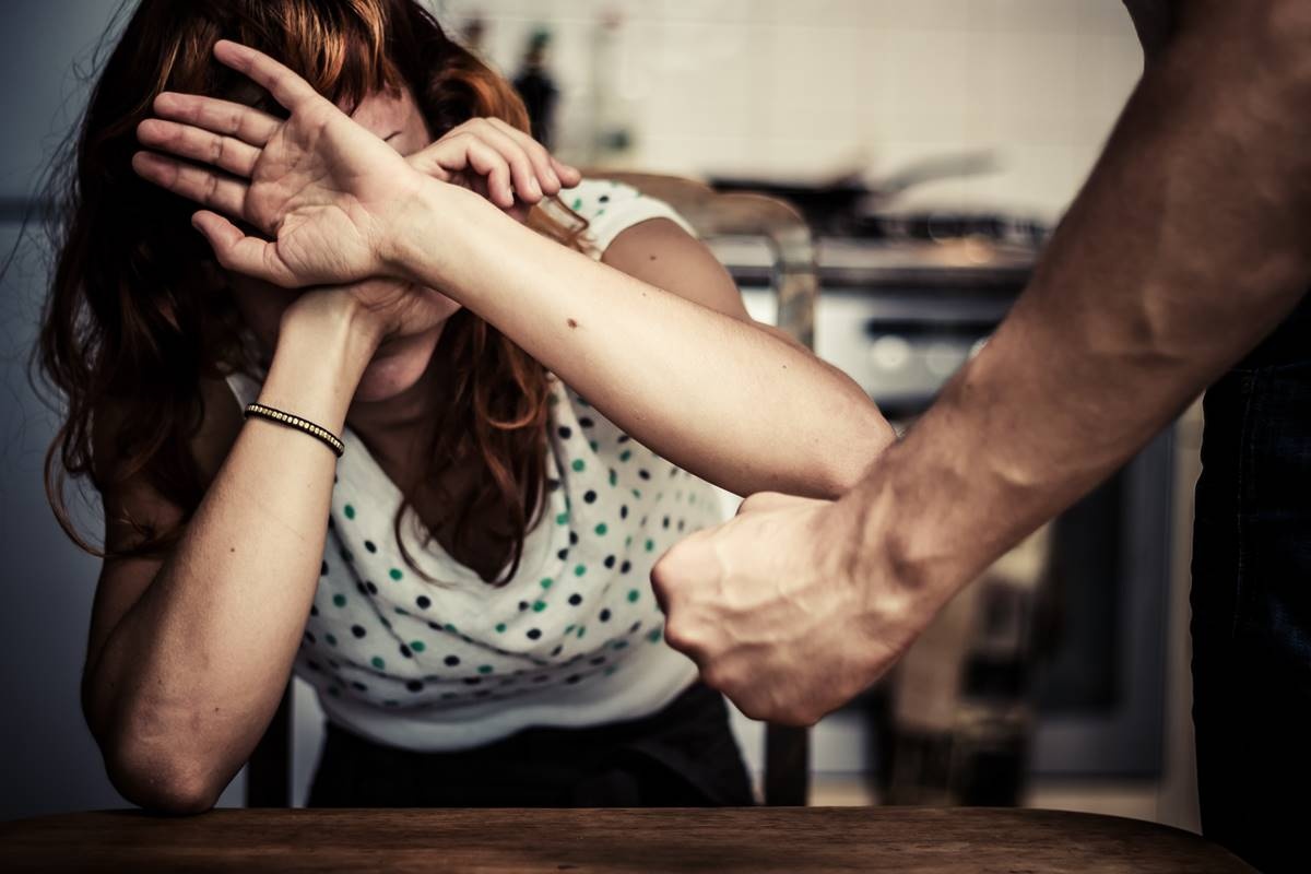 Czosnów. 52-latek miał znęcać się psychicznie i fizycznie nad żoną i jej grozić. Mężczyzna został aresztowany
