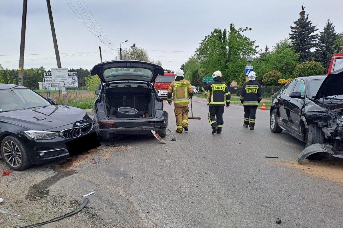 Nasielsk. Zderzenie dwóch BMW i Audi na skrzyżowaniu w Budach Siennickich. Interweniowały służby ratownicze