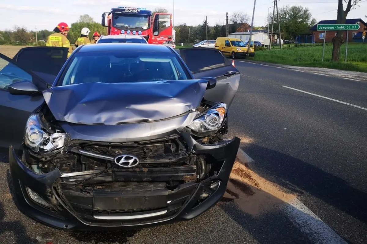 Zakroczym. Kolizja dwóch osobówek w Jaworowie-Trębkach Starych. Kierowca renault nie miał uprawnień