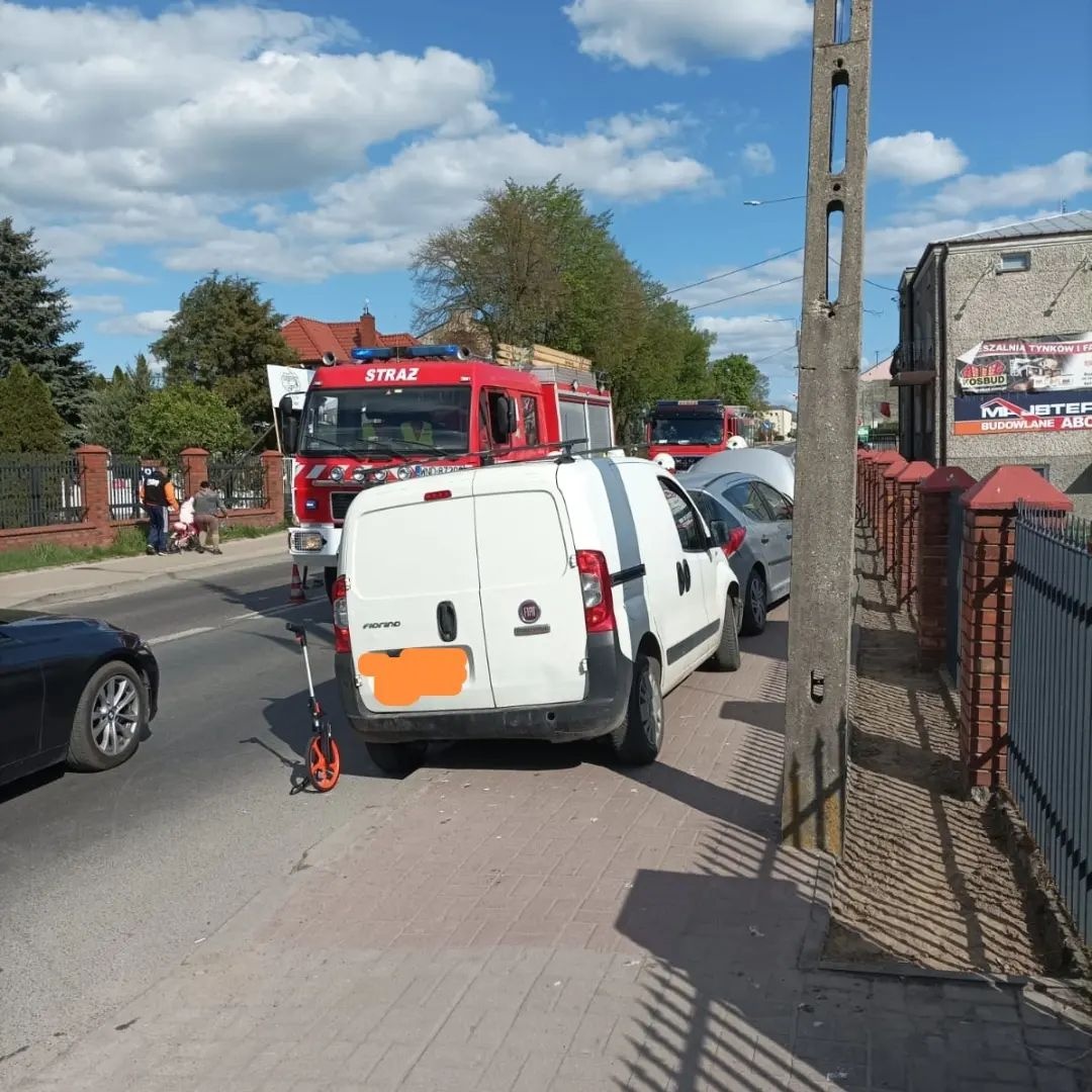 Nasielsk. Zderzenie dwóch samochodów na ulicy Kościuszki. Sprawca był pijany i nie miał uprawnień