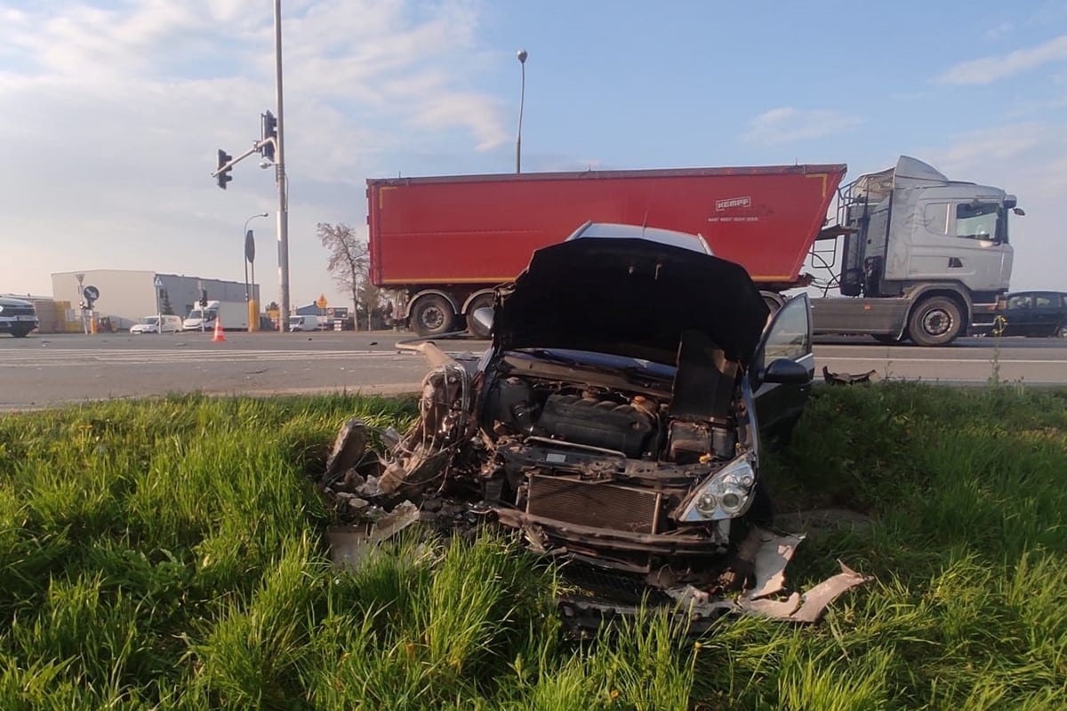 Czosnów. Zderzenie dwóch samochodów osobowych na Drodze Krajowej nr 7 w kierunku Gdańska. Sprawca kolizji był nietrzeźwy (aktualizacja)