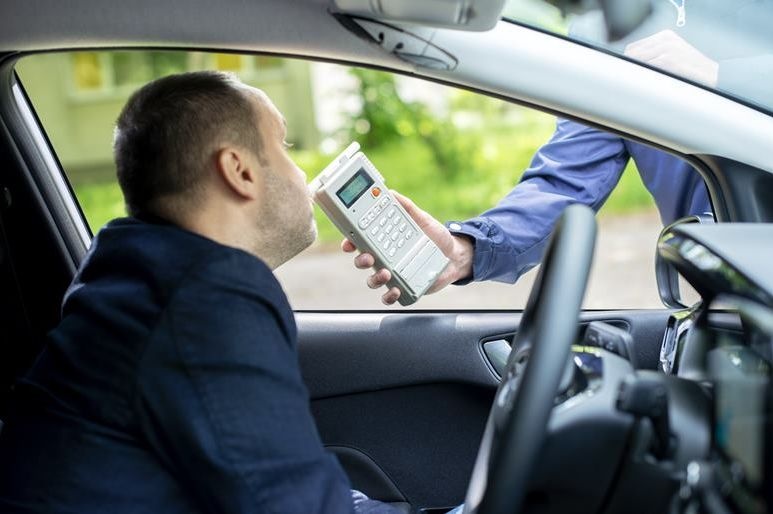 Nowy Dwór Mazowiecki. Dzięki informacjom od świadków policja zatrzymała pijanego kierowcę. 40-latek próbował przekupić funkcjonariuszy