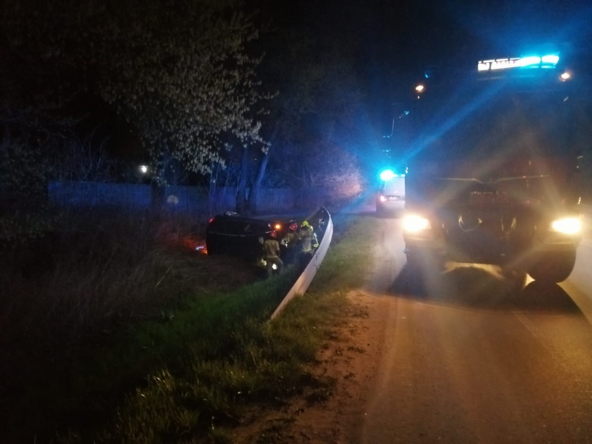 Nowy Dwór Mazowiecki. Kierowca zasnął za kierownicą i wjechał do rowu