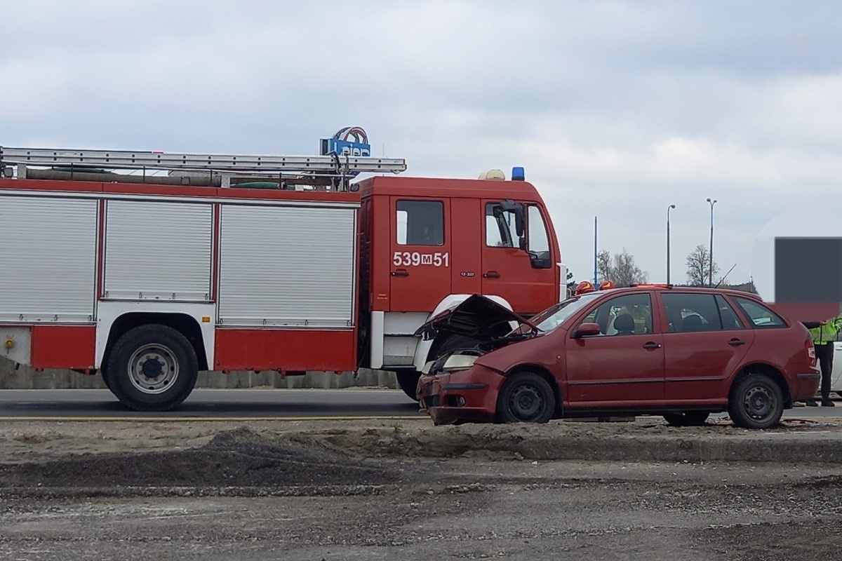 Zakroczym. Zderzenie dwóch samochodów osobowych na Byłych Więźniów Twierdzy Zakroczymskiej. Na miejscu interweniują służby ratownicze (aktualizacja)