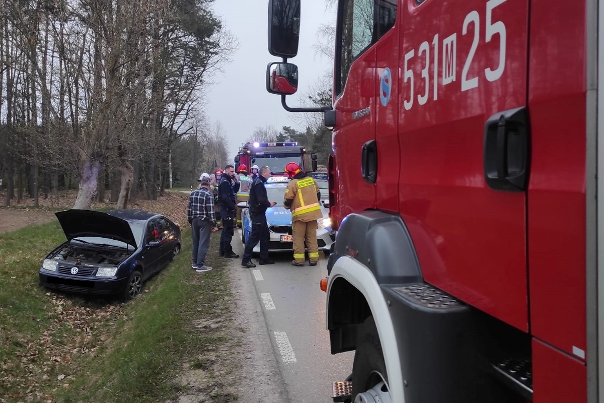 Nasielsk. W Budach Siennickich kierowca samochodu osobowego przysnął za kierownicą i wjechał do rowu