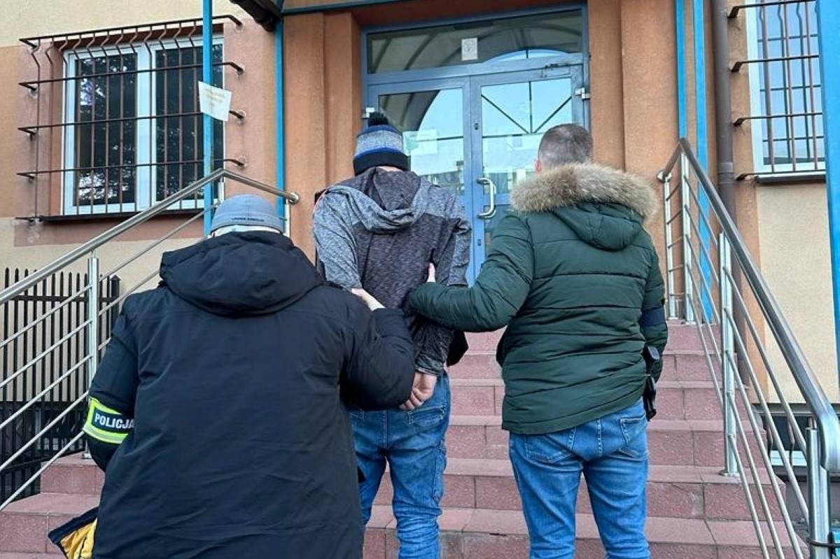 Aglomeracja. Policjanci z Nowego Dworu Mazowieckiego zatrzymali 43-latka poszukiwanego ośmioma listami gończymi. Mężczyzna najbliższe 24 lata spędzi w więzieniu