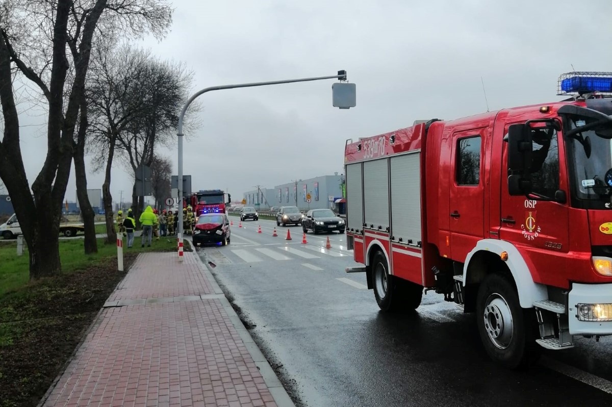 Czosnów. Zderzenie Fiata i Kii na Drodze Krajowej nr 7 w miejscowości Łomna-Las