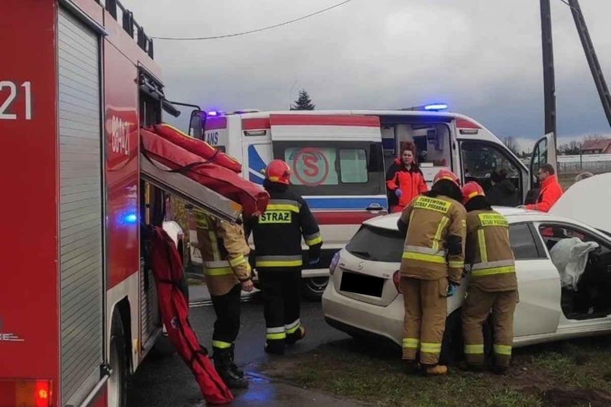 Pomiechówek. W Czarnowie kierująca mercedesem zjechała z Drogi Krajowej nr 62 i uderzyła w betonowy słup. Jedna osoba trafiła do szpitala