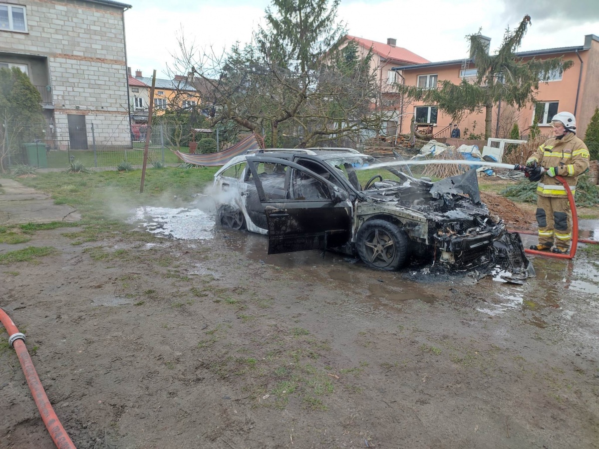 Nasielsk. Pożar samochodu przy ulicy Waryńskiego. Auto doszczętnie spłonęło