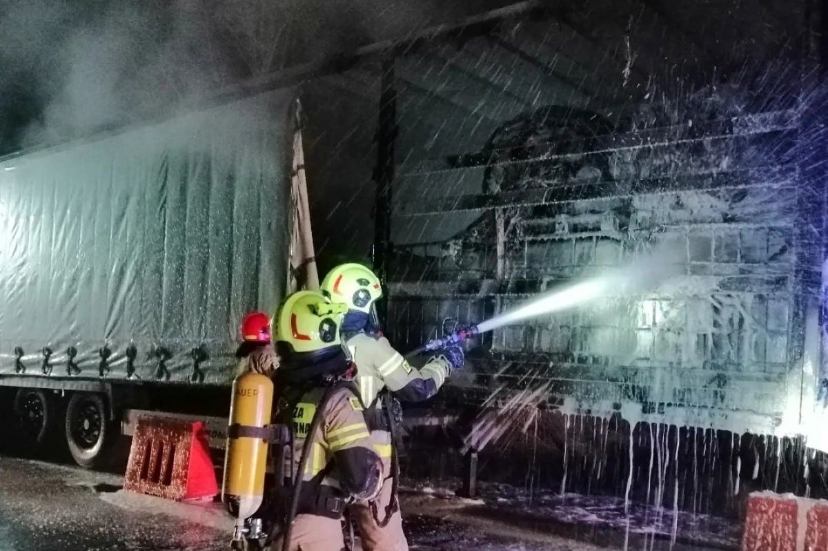 Czosnów. Pożar naczepy przy ulicy Warszawskiej. Z ogniem walczyły trzy zastępy straży pożarnej