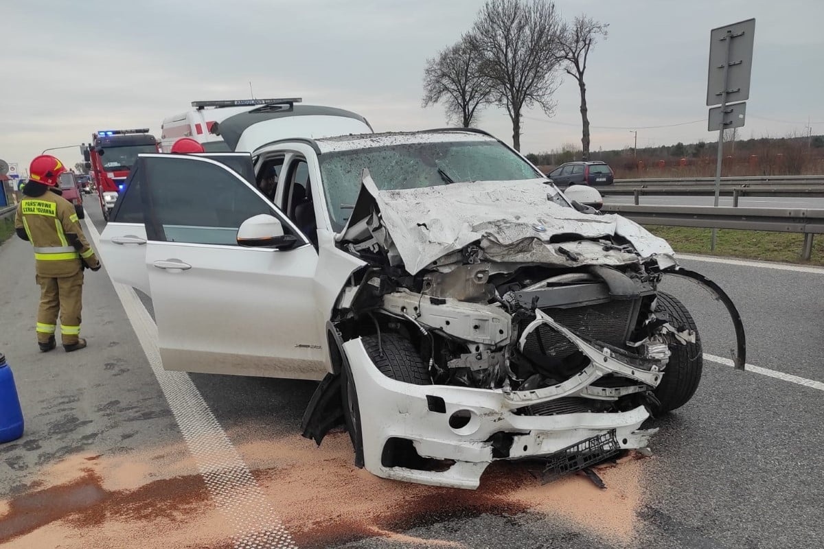Czosnów. Na DK7 w Cząstkowie Polskim kierowca BMW uderzył w autolawetę. W wyniku tego zdarzenia z autolawety spadło na jezdnię przewożone auto