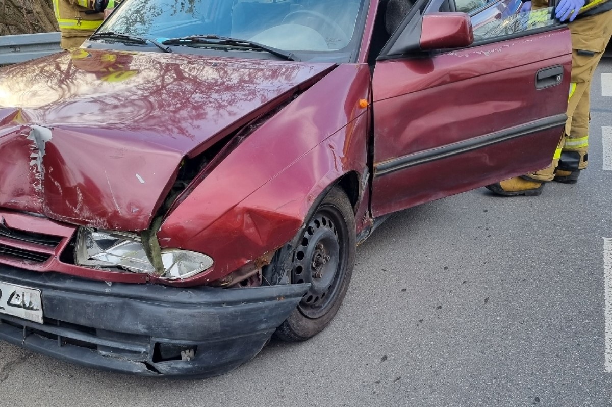 Nowy Dwór Mazowiecki. Zderzenie Opla i Forda na ulicy Wojska Polskiego (DW 630). 3-letnie dziecko trafiło do szpitala