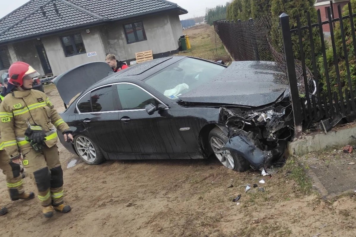 Nasielsk. Kierowca BMW stracił panowanie nad autem i uderzył w ogrodzenie posesji w Mazewie Włościańskim